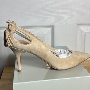 Marc Fisher Teagin Light Natural Suede Heels Size 8.5 Classic Pumps bow detail
